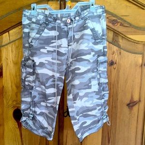 Capris board cargo short grey camo size 10 pet button zip drawstring DKNY active